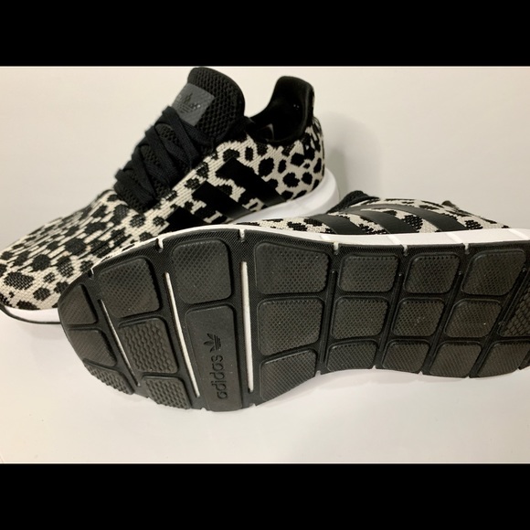 ADIDAS SWIFT RUN Raw White/Core Black/Carbon - Picture 3 of 4